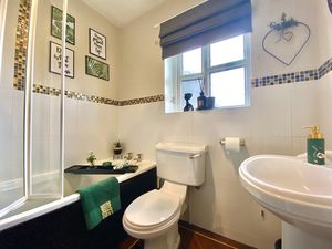 Main Bathroom- click for photo gallery